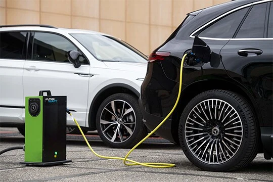 Une borne de recharge mobiwatt branchée à une voiture